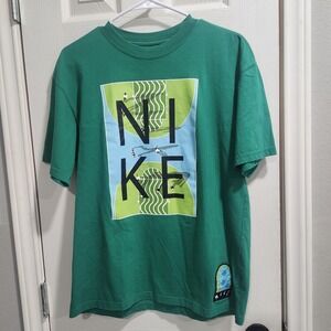 Nike Men's T-Shirt Green Soccer Field Graphic Tee Athletic Sports Loose Fit Sz S